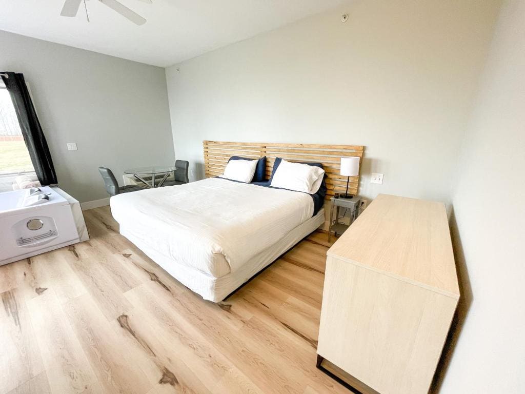 King Room with Lake View room - Image 1