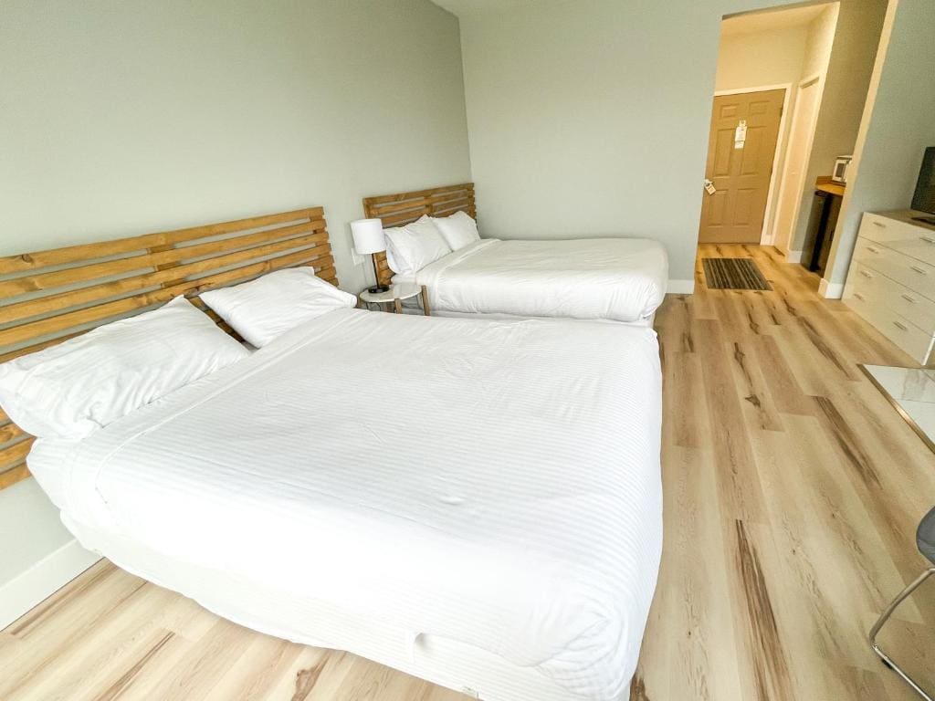 Deluxe Queen Room with Two Queen Beds and Lake View room - Image 1