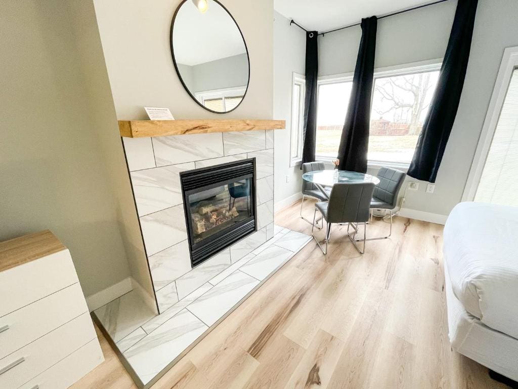 Queen Room with Two Queen Beds - Lake View room - Image 3
