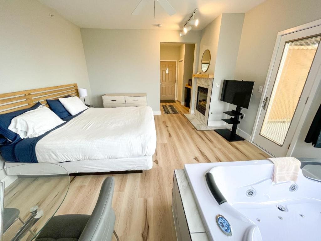 King Room with Lake View room - Image 3