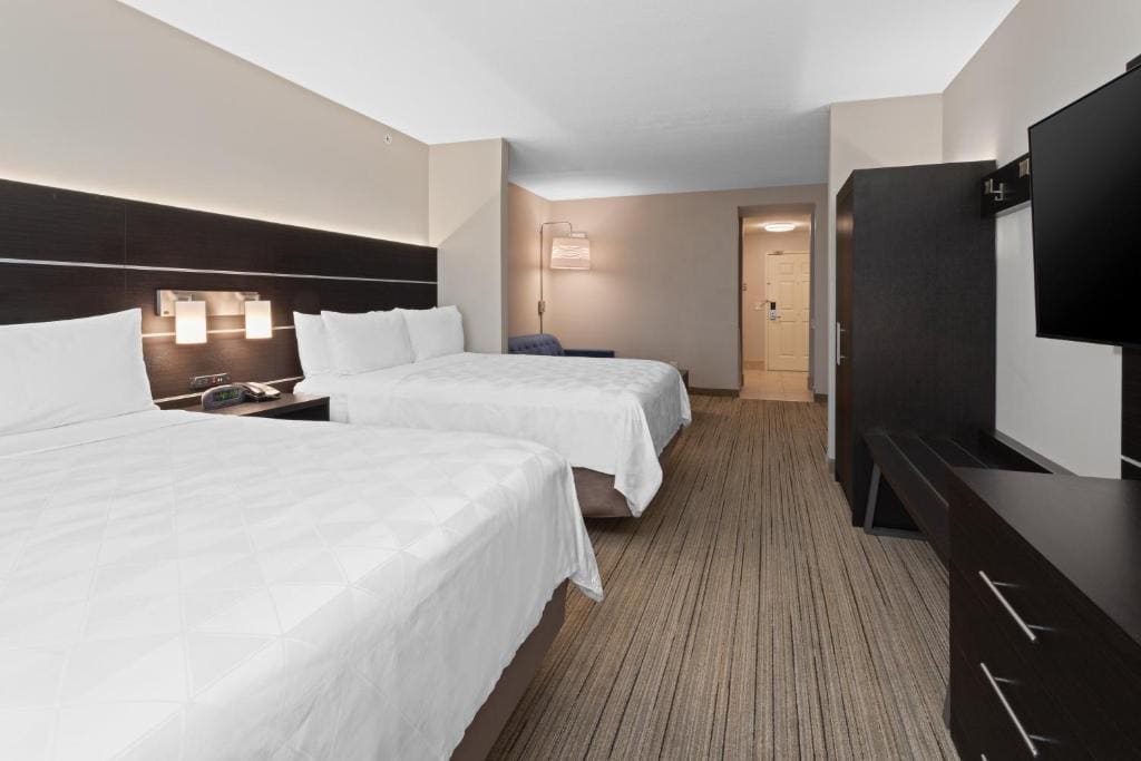 Queen Suite with Mobility Accessible Tub room - Image 1