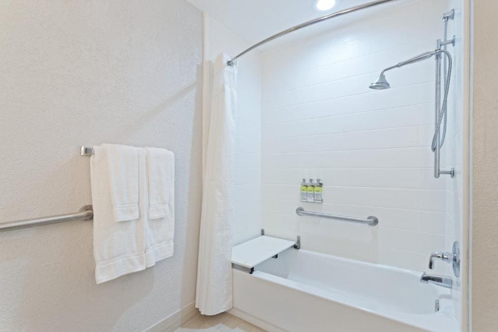 Standard King Room with Mobility Accessible Tub room - Image 2