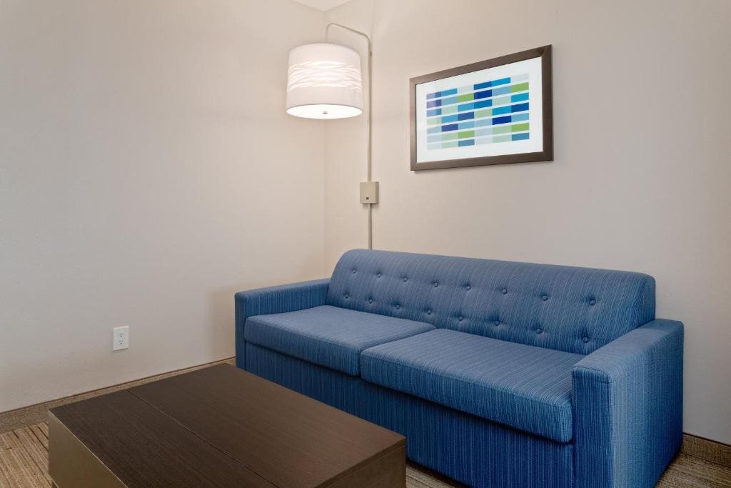 One-Bedroom Suite with Roll-In Shower - Mobility Accessible room - Image 1
