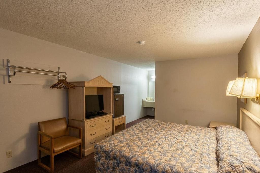 King Bed Non-Smoking room - Image 3