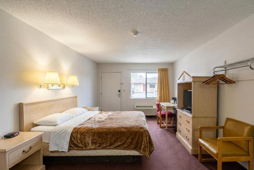 King Bed Suite with Kitchenette Non Smoking room - Image 2