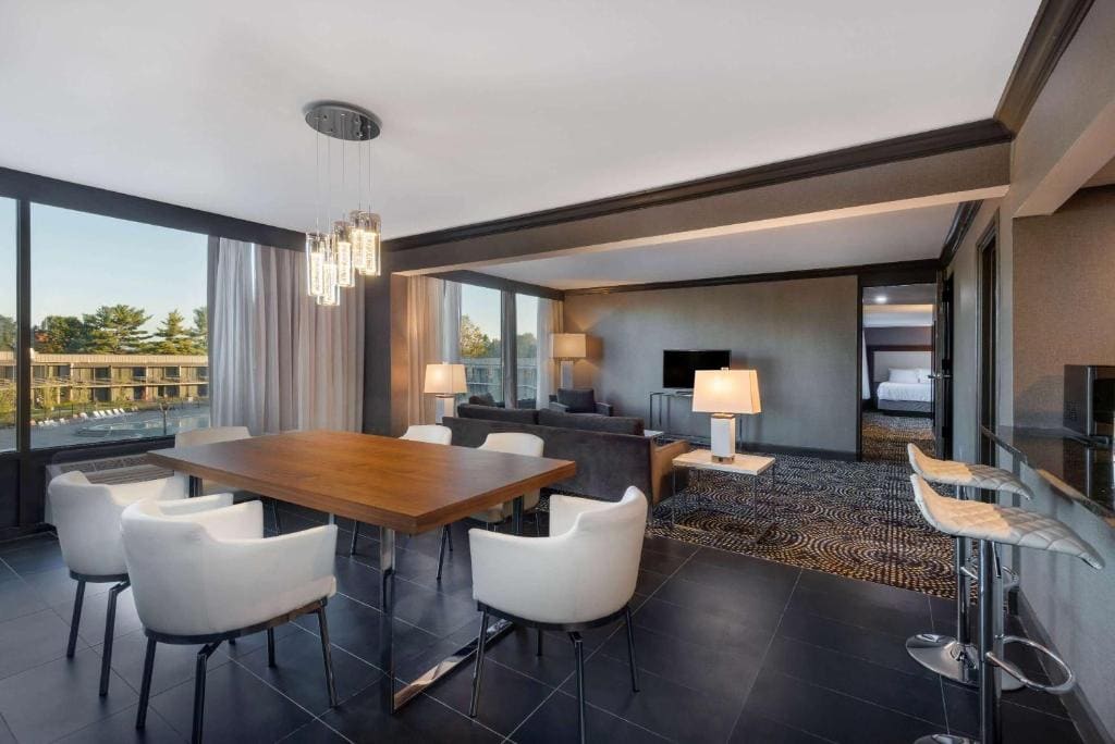 1 King Bed, 2 Queen Beds, Presidential Two Bedroom Suite, Non-Smoking room - Image 2