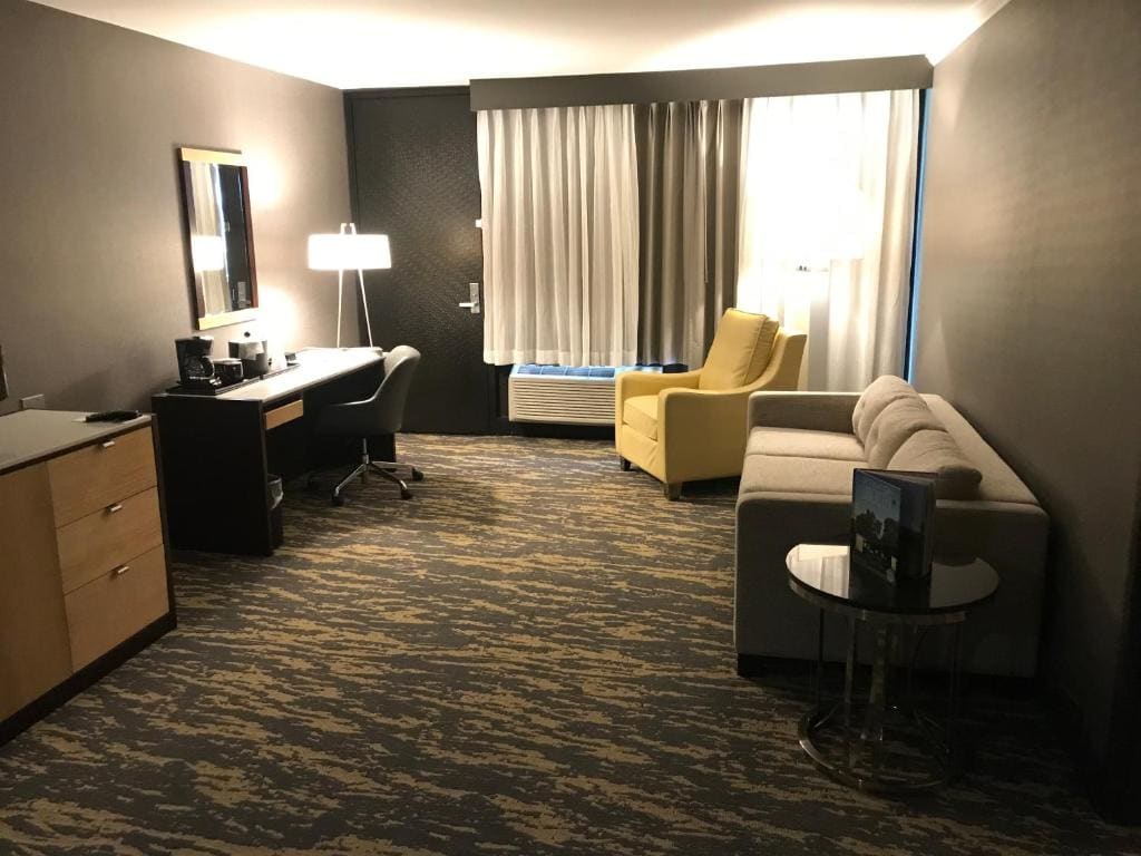 1 King Bed, One Bedroom Pool View Suite, Non-Smoking room - Image 3