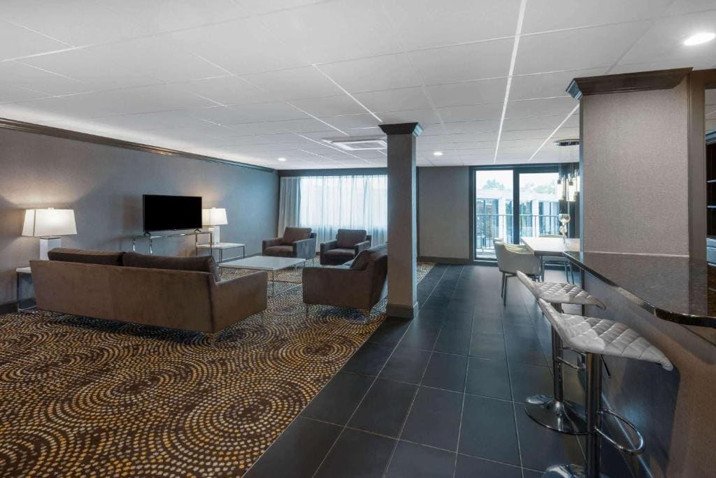 1 King, 2 Queen Beds, Deluxe Two Bedroom Suite, Non-Smoking room - Image 2