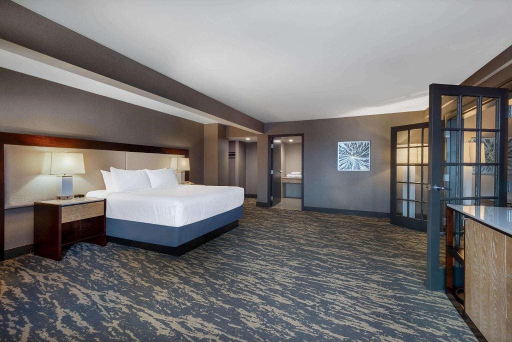1 King Bed, One Bedroom Pool View Suite, Non-Smoking room - Image 2