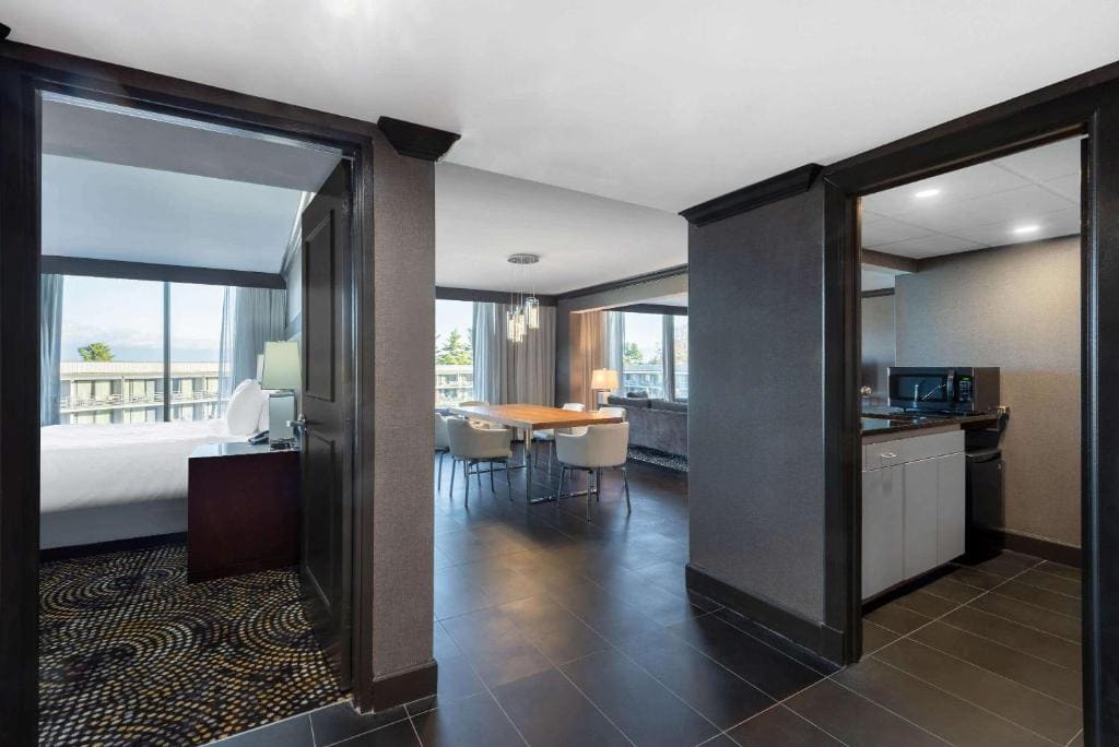 1 King Bed, 2 Queen Beds, Presidential Two Bedroom Suite, Non-Smoking room - Image 3