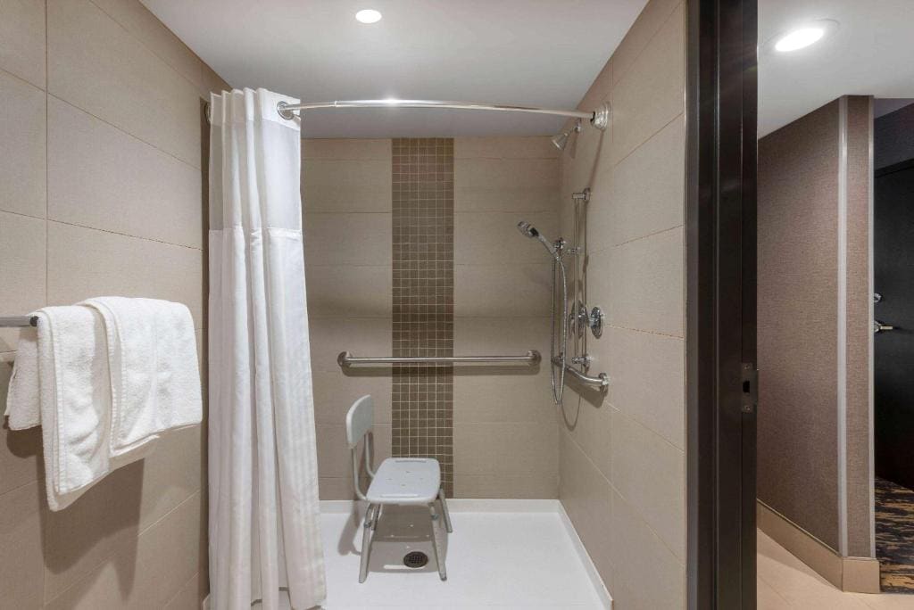 Queen Room with Two Queen Beds - Mobility Access/Non-Smoking room - Image 1