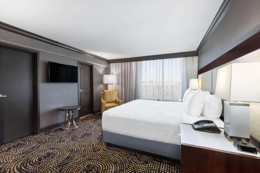 1 King Bed, 2 Queen Beds, Presidential Two Bedroom Suite, Non-Smoking room - Image 1