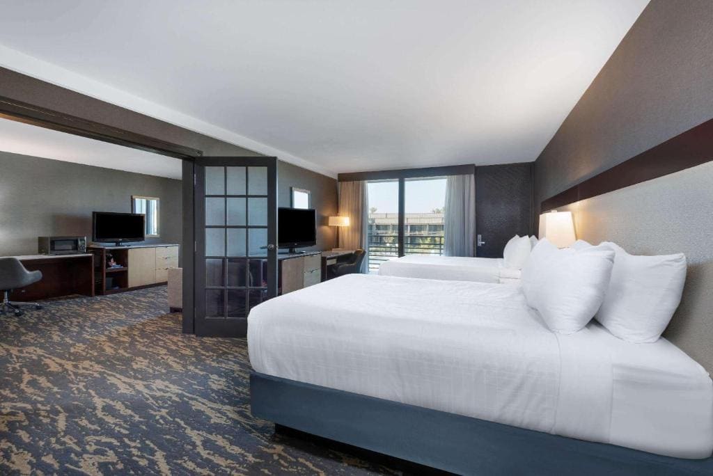 2 Queen Beds, One Bedroom Pool View Suite, Non-Smoking room - Image 2