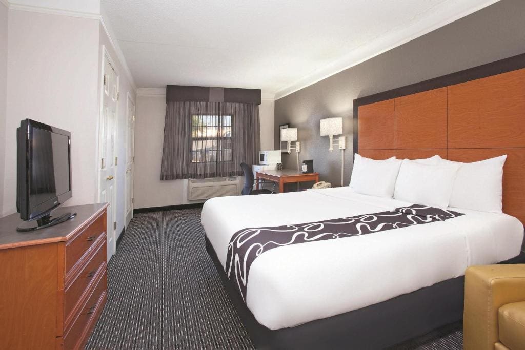 King Room with Roll-In Shower - Accessible/Non-Smoking room - Image 1