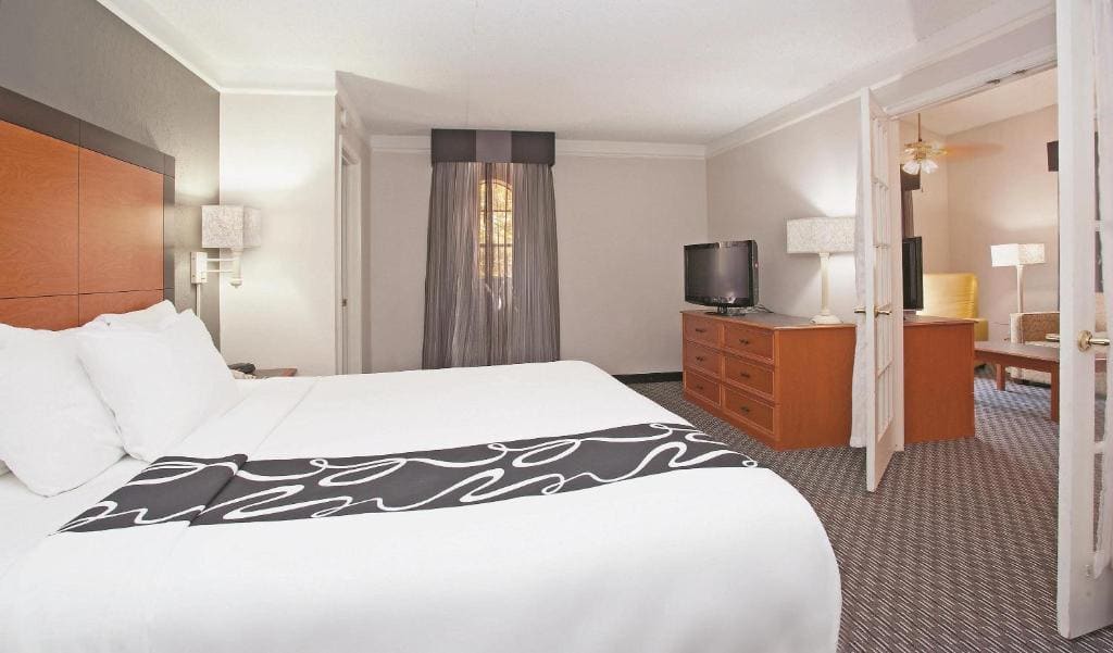 King Suite - Non-Smoking room - Image 1