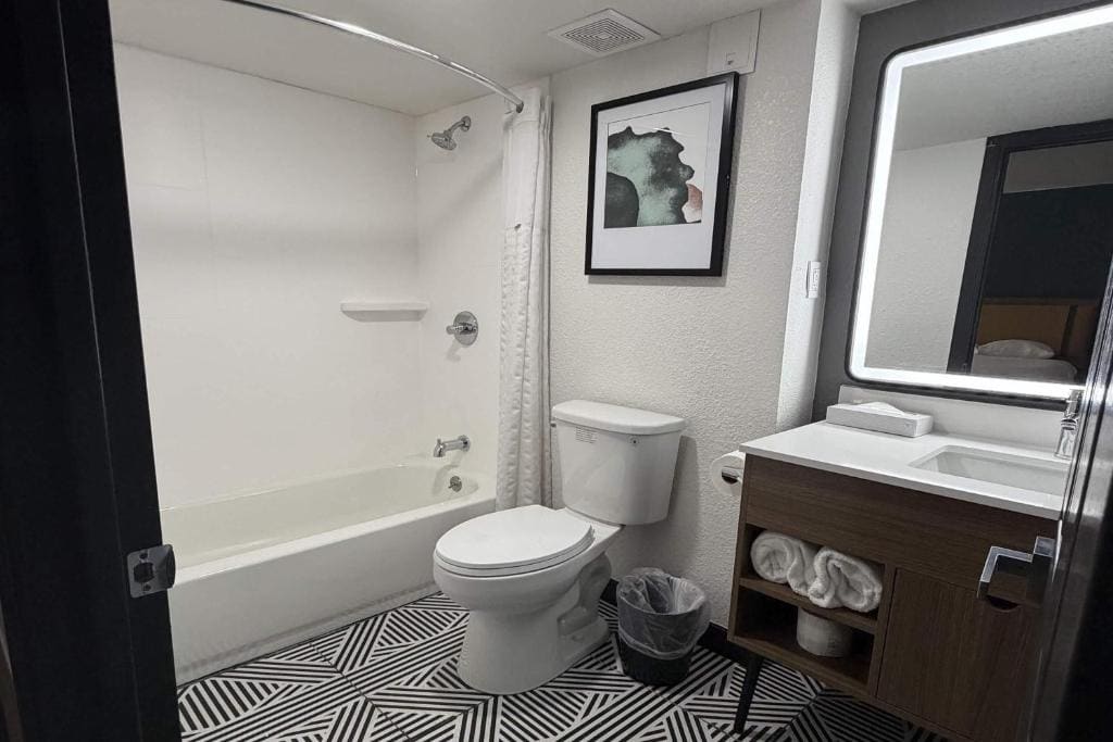 Modern Deluxe Double Room with Two Double Beds - Non-Smoking room - Image 1