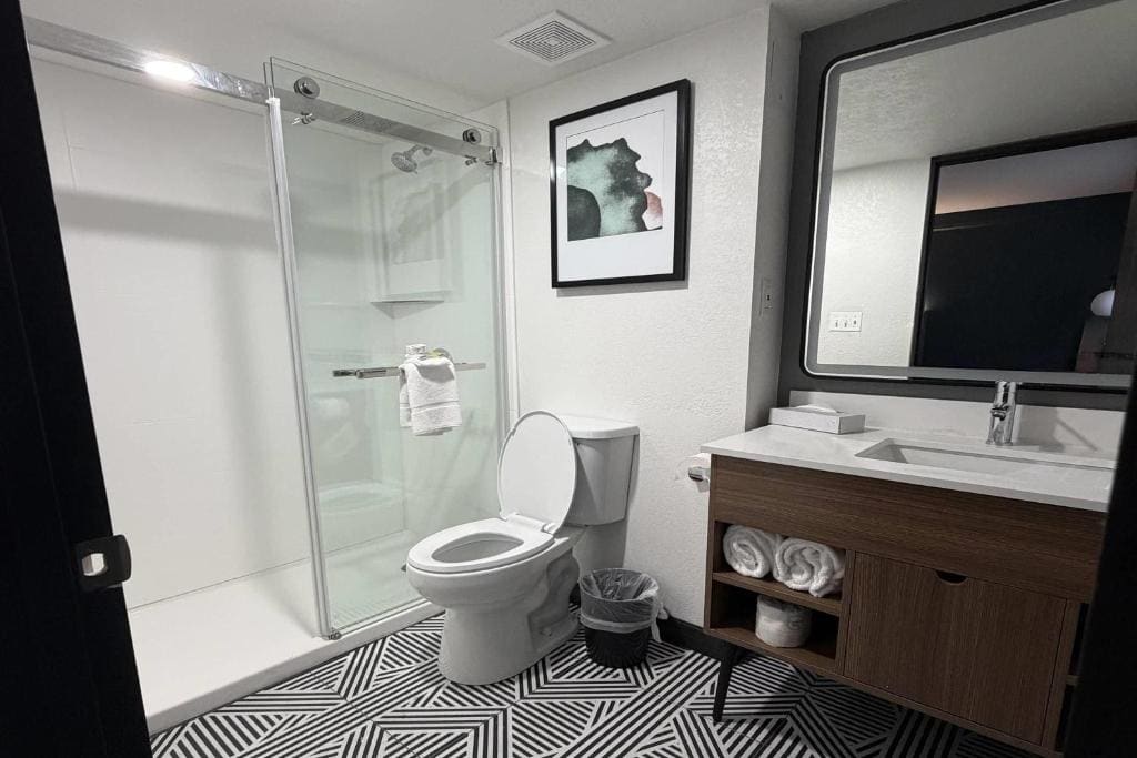 Modern King Room - Non-Smoking room - Image 2