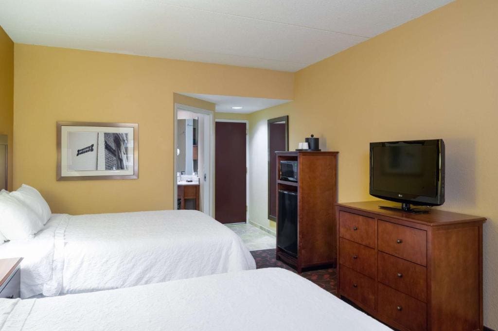 Queen Room with Two Queen Beds - Non-Smoking room - Image 2