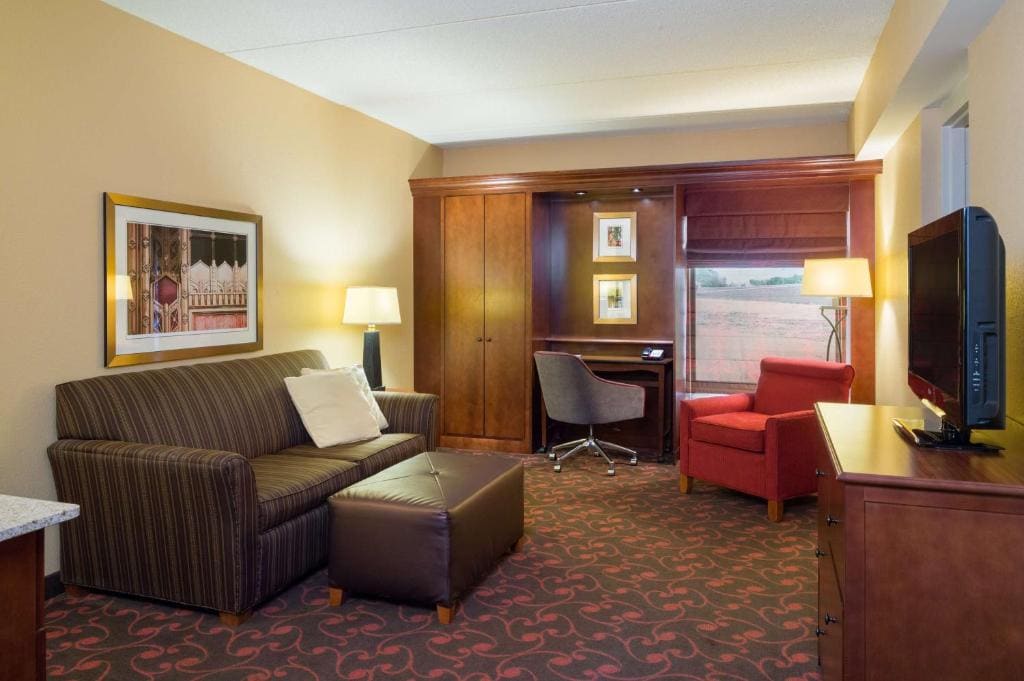 One-Bedroom Queen Suite with Sofa Bed - Non-Smoking room - Image 2