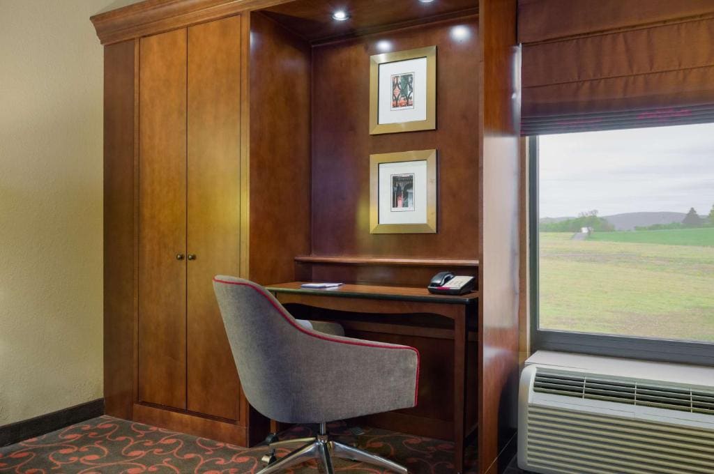 Queen Room with Two Queen Beds - Non-Smoking room - Image 3
