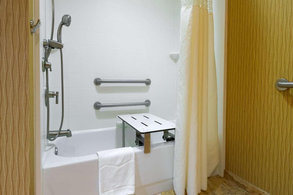 King Room with Accessible Tub - Mobility and Hearing Access/Non-Smoking room - Image 2