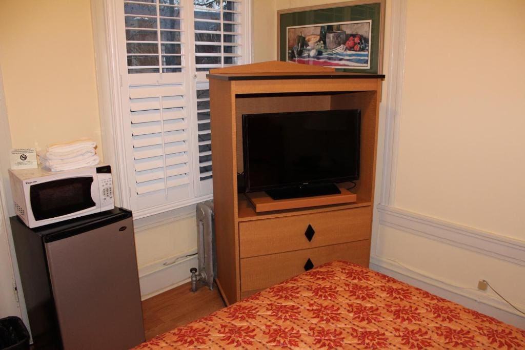 Standard Double Room with Shared Bathroom room - Image 2