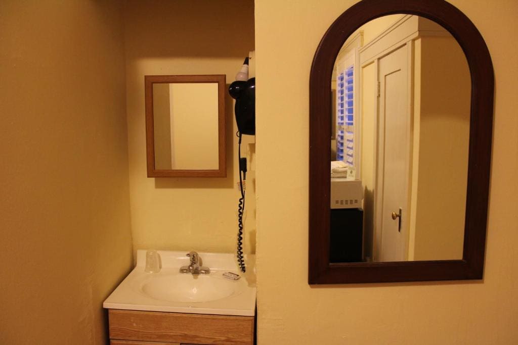Standard Double Room with Shared Bathroom room - Image 3
