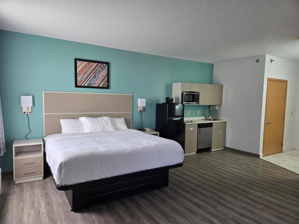 Efficiency King Suite - Non-Smoking room - Image 2