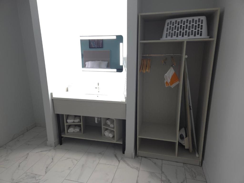 Deluxe Queen Suite room - Image 3