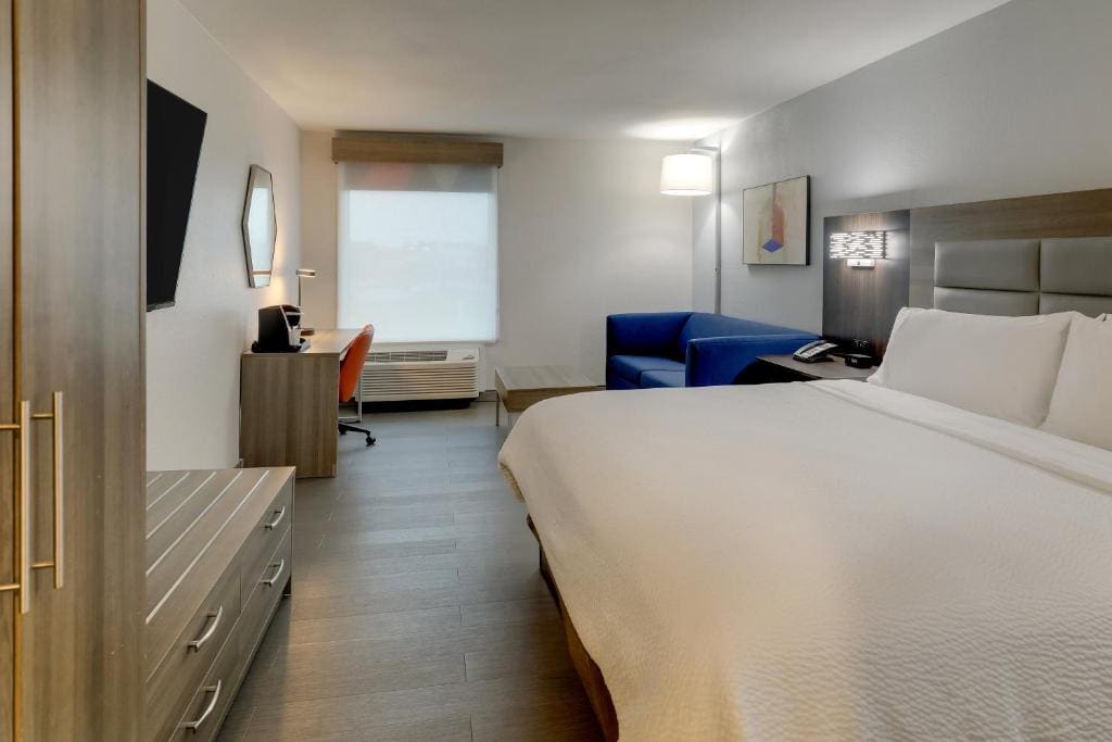 Standard King Room with Sofa Bed room - Image 3