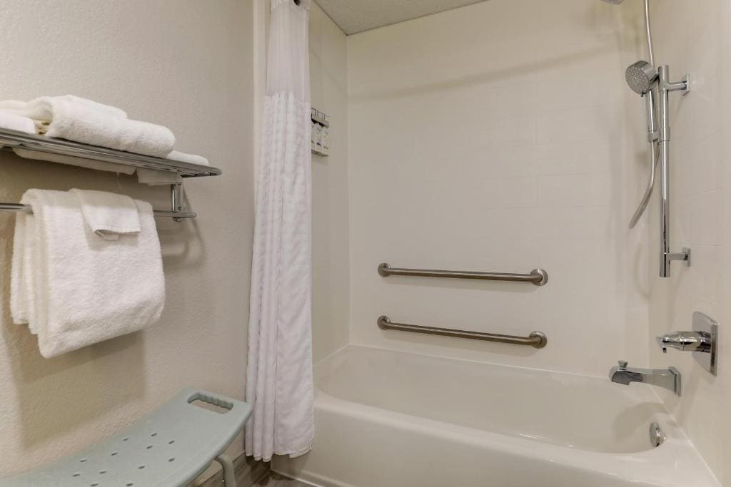 King Room - Mobility Access/Hearing Accessible room - Image 3