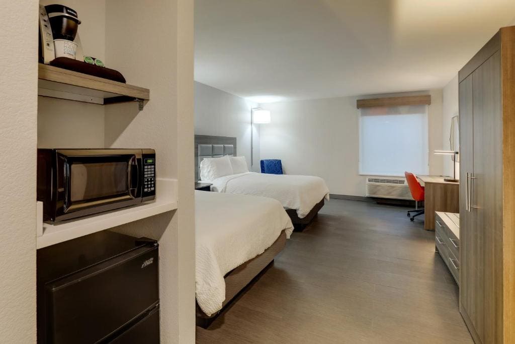 Standard Room with Two Queen Beds room - Image 2