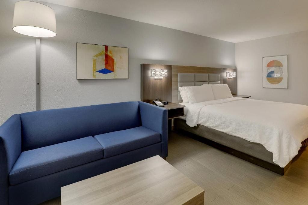 Standard King Room with Sofa Bed room - Image 2