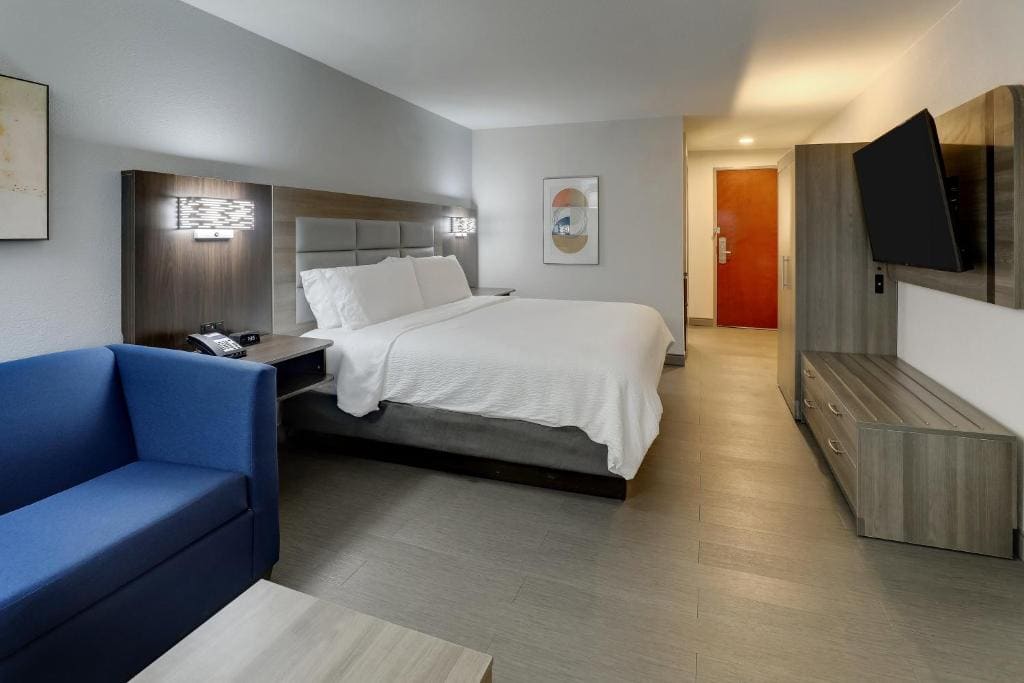 Standard King Room with Sofa Bed room - Image 1