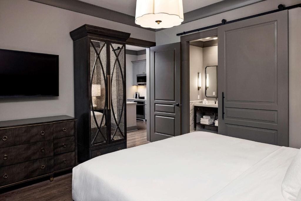 Two Bedroom Deluxe King and Two Queen Suite with Sofabed room - Image 3
