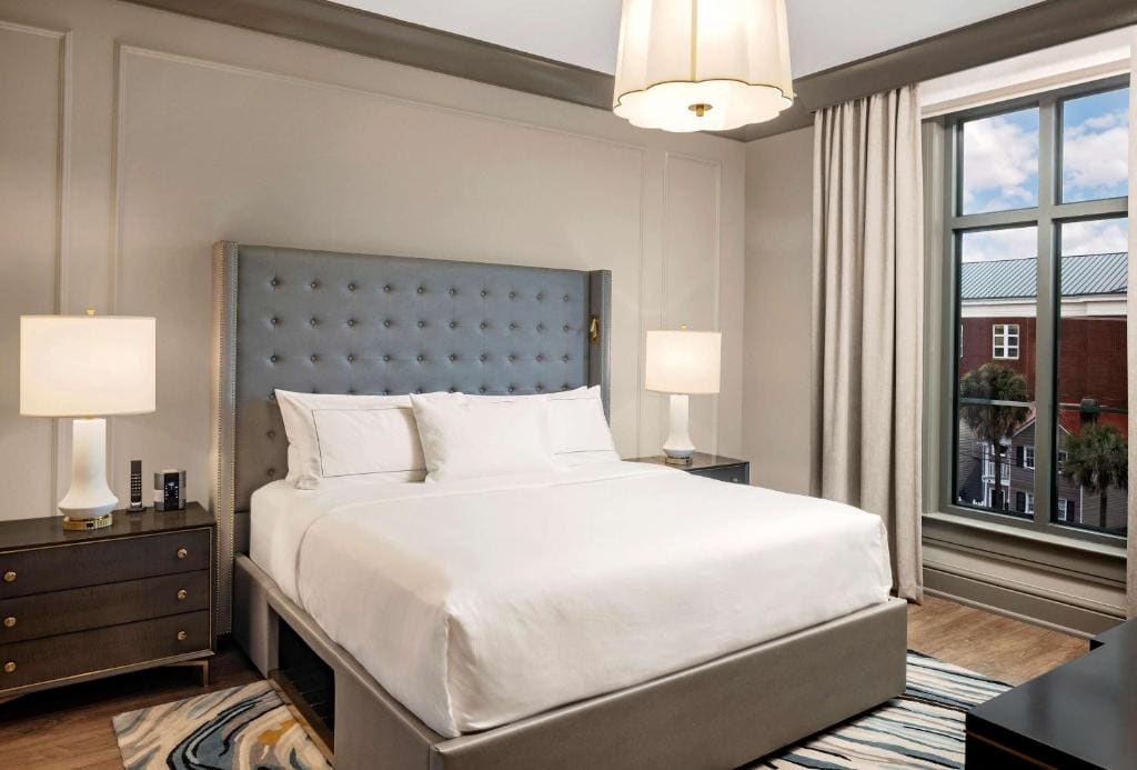 One-Bedroom Deluxe King Suite room - Image 2