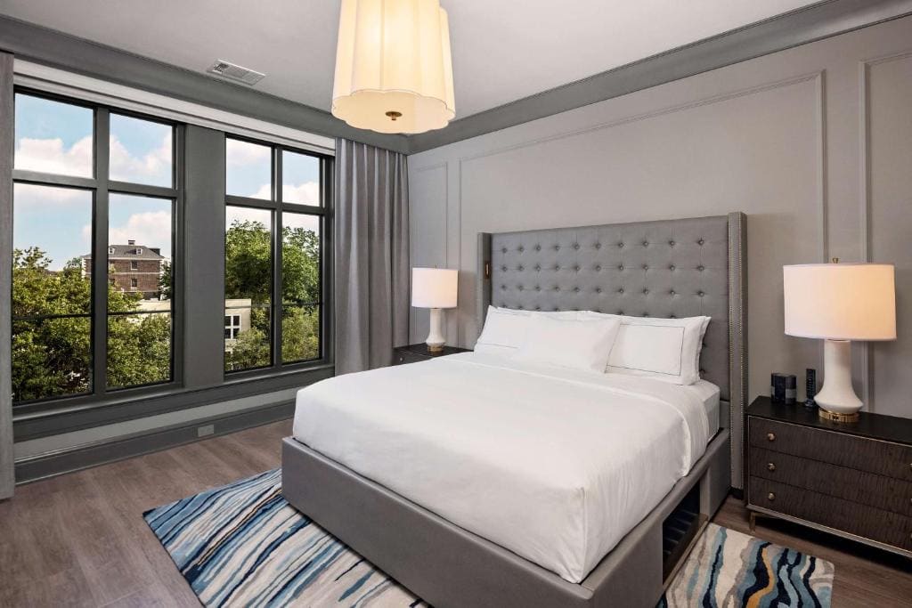 Two Bedroom Deluxe King and Two Queen Suite with Sofabed room - Image 2