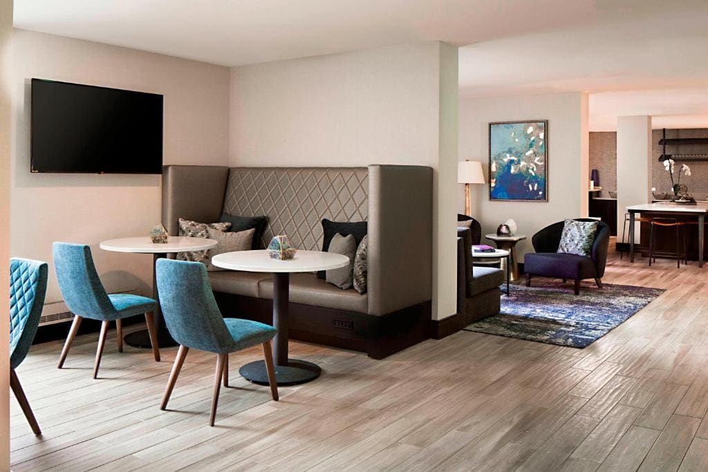 Executive Double Room with Two Double Beds - Club Lounge Access room - Image 2