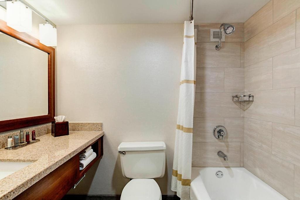 Double Room with Two Double Beds and Adapted Tub - Mobility Accessible room - Image 2