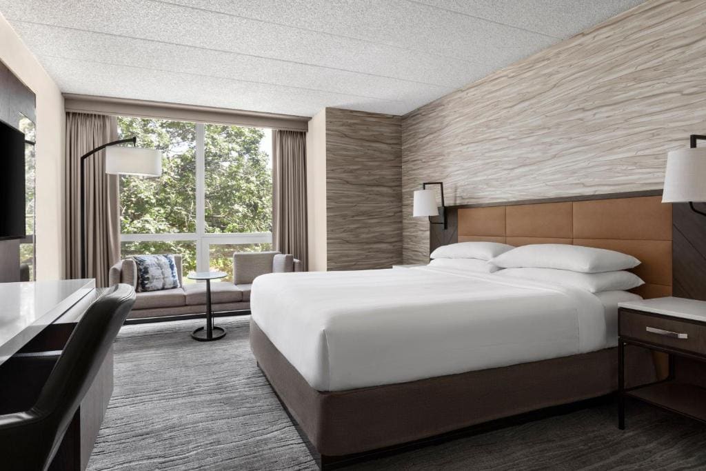 King Room with Adapted Tub - Mobility Accessible room - Image 1