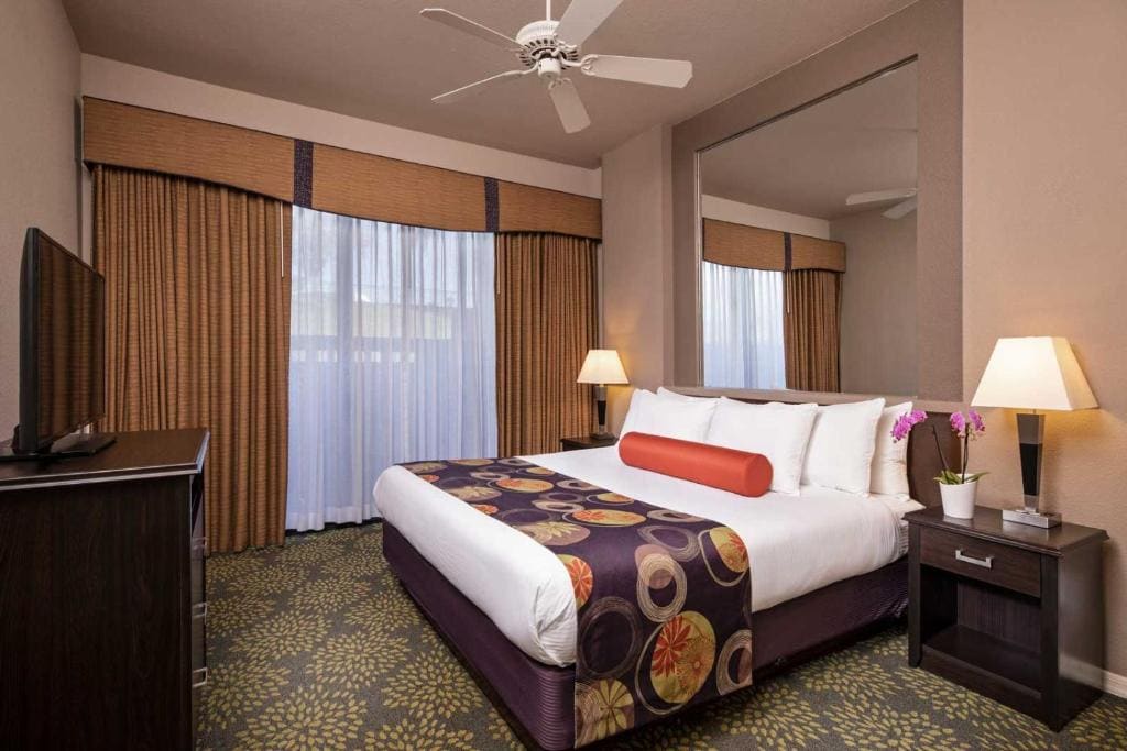 One-Bedroom Bridge View Resort Suite room - Image 1