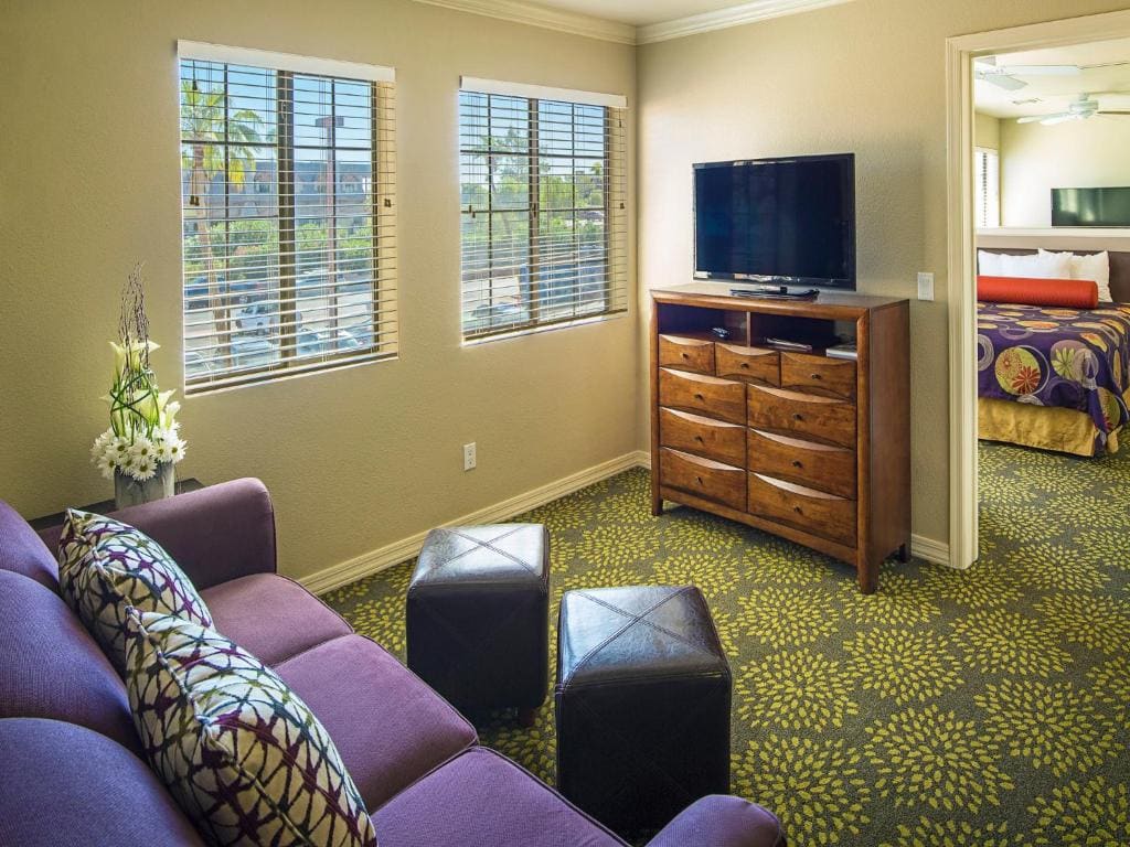 One-Bedroom King Deluxe Suite room - Image 3