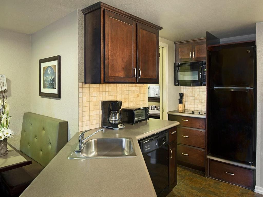 Two-Bedroom Deluxe Suite room - Image 1