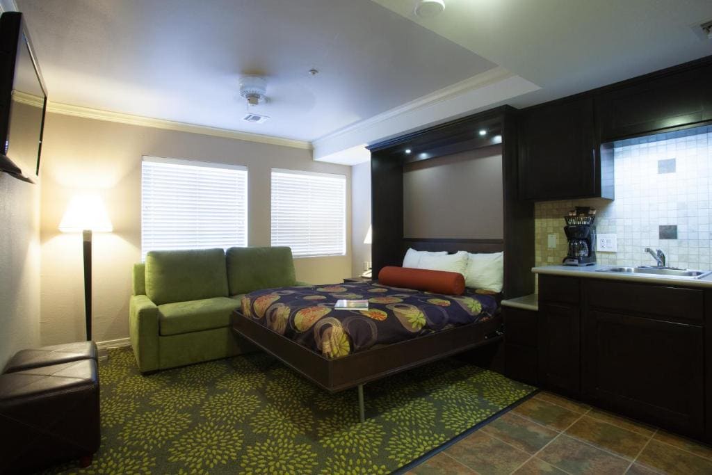 One-Bedroom Bridge View Resort Suite room - Image 2
