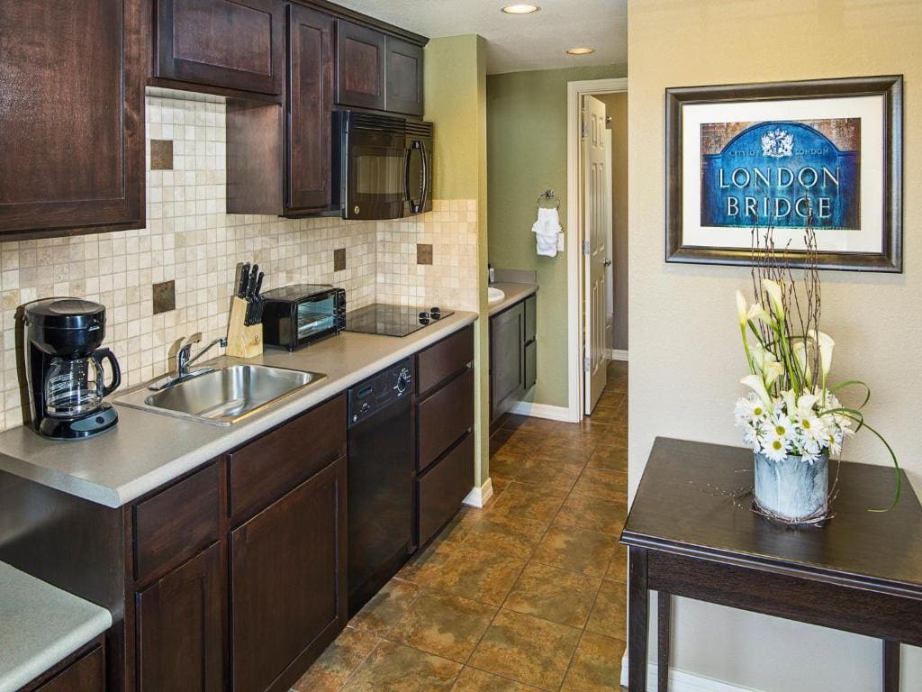 Studio Suite - Queen Murphy Bed room - Image 3