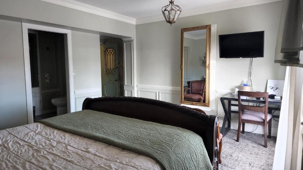 Deluxe King Room room - Image 3