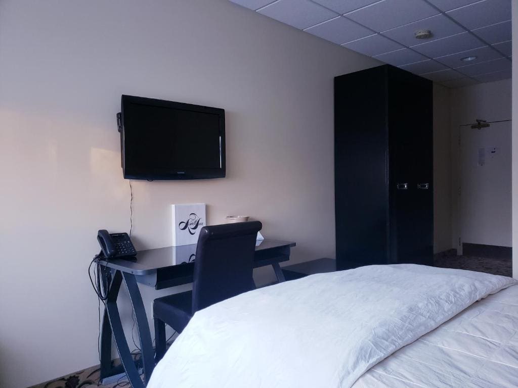 Deluxe Queen Room room - Image 3