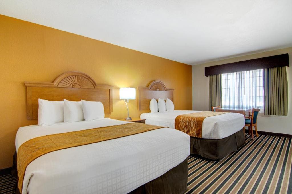 Queen Room with Two Queen Beds - Non-Smoking room - Image 2