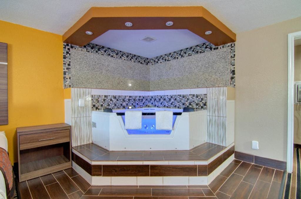 Deluxe King Suite room - Image 3