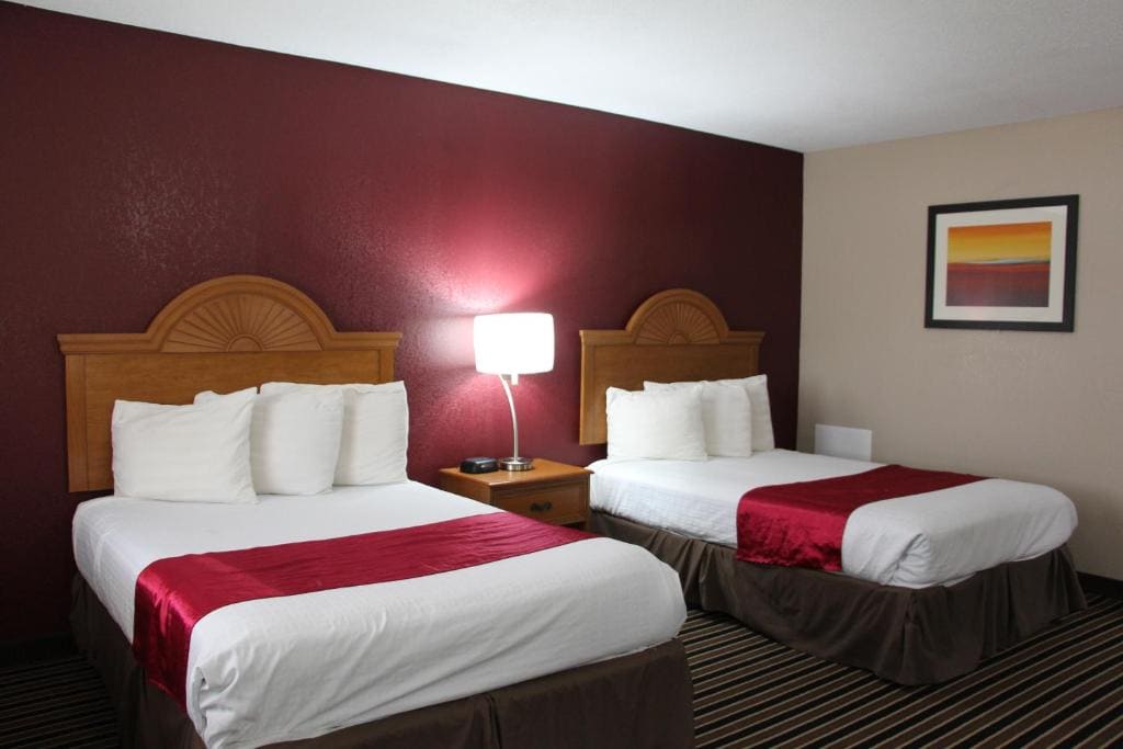 Queen Room with Two Queen Beds - Non-Smoking room - Image 3